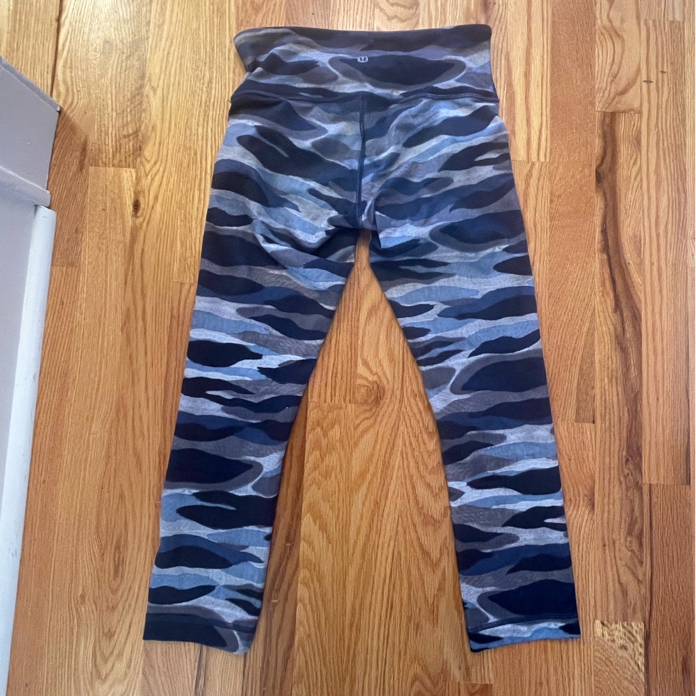 Lululemon cropped high waisted blue camo wunder unders size 4